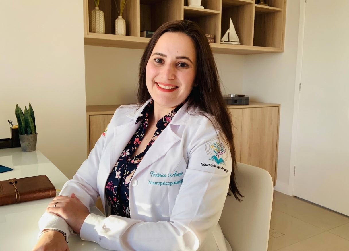 Verônica Araújo — Neuropsicopedagogia em São José dos Campos